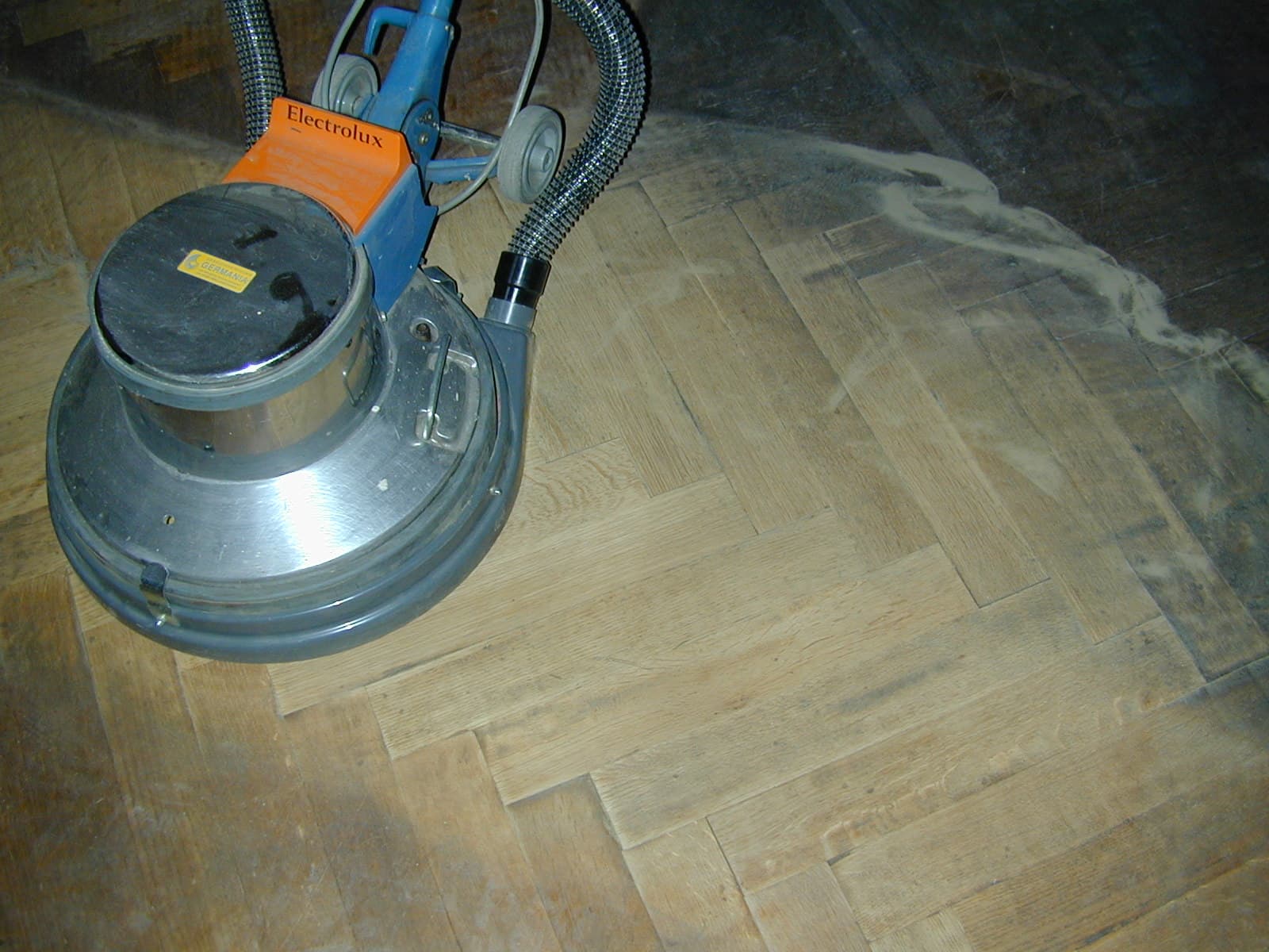 Bild eines braunen Parkett-Holzbodens